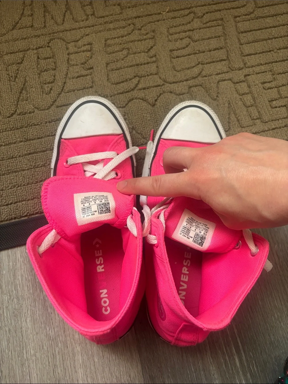 Converse Unisex Neon Pink High Tops Men’s 6 Women’s 8 - Picture 5 of 8